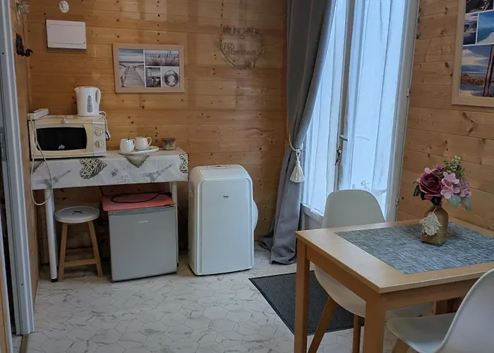 Bois Avec Jardinet *